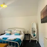 Seawards 2 Bedroomed Seafront Apartment *