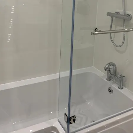Апартаменты Seawards 2 Bedroomed Seafront