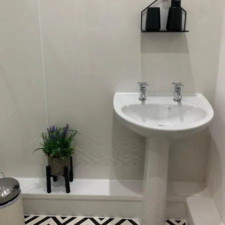 Seawards 2 Bedroomed Seafront Апартаменты