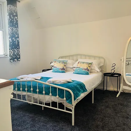 Seawards 2 Bedroomed Seafront Апартаменты *